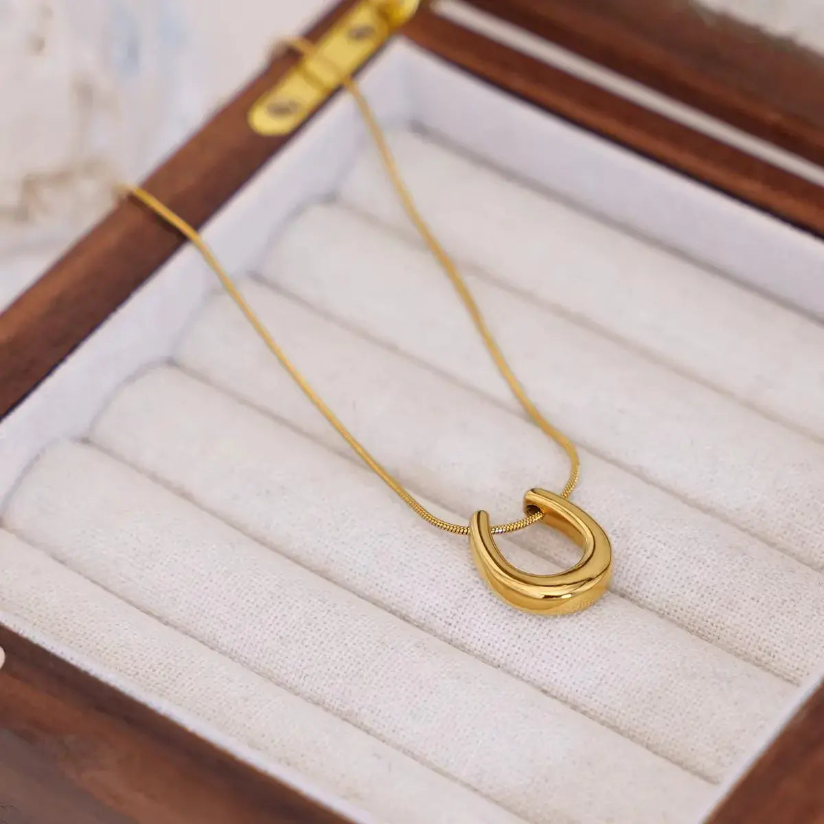 Horseshoe jewelry gold